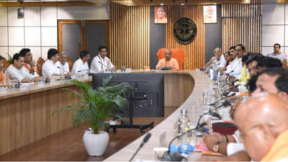 सीएम योगी ने ली समीक्षा बैठक