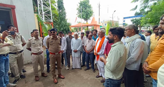 Indore:आदिवासी युवाओं को 'नास्तिक' बनाने पर हिंदू संगठनों का हंगामा, आरोपियों से की मारपीट, पुलिस कर रही जांच Social worker Saurabh Banerjee beaten up accused of spreading atheism in tribal area