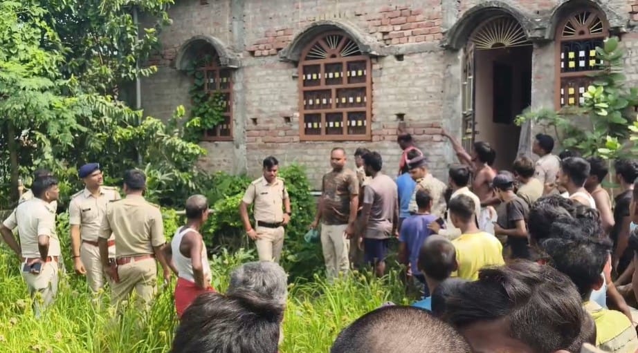 घटनास्थल पर जुटी भीड़