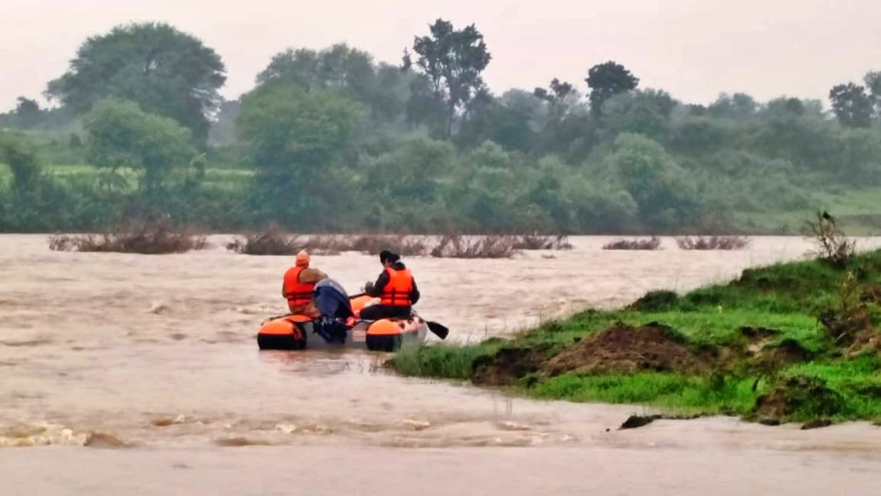 Guna News: Bank manager missing under mysterious circumstances, SDRF search continues in Sindh river