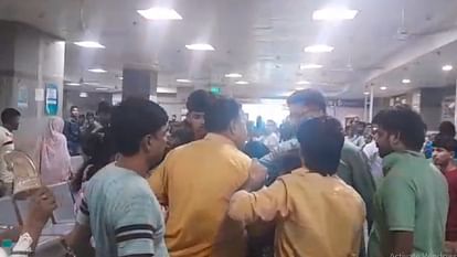 Guard Was Beaten With Slippers After Pregnant Woman Was Pushed In District Hospital In Noida – Amar Ujala Hindi News Live