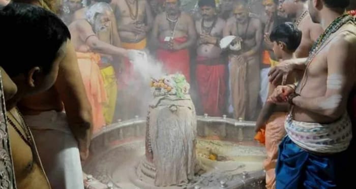 Ujjain News: चमत्कार का जीवंत प्रमाण, कैसे प्रकट हुए भगवान शिव? जानें महाकालेश्वर ज्योतिर्लिंग की अनसुनी कथा Mahakaleshwar Jyotirlinga Temple Mythological Story History Katha How Lord Shiva Manifested in Ujjain News
