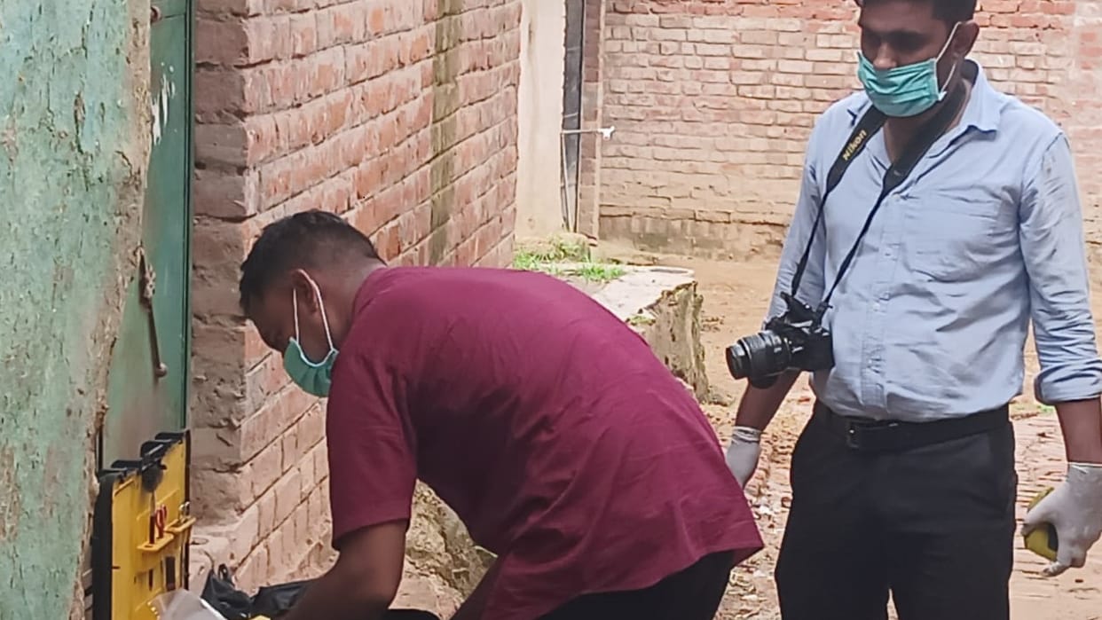 Banda Murder Husband stabbed his wife to death suspected her character fled with the children