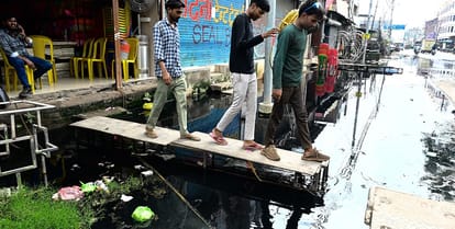 Kanpur Metro laid sewer line wrongly seven wards got filled with sewer water now delaying the repair