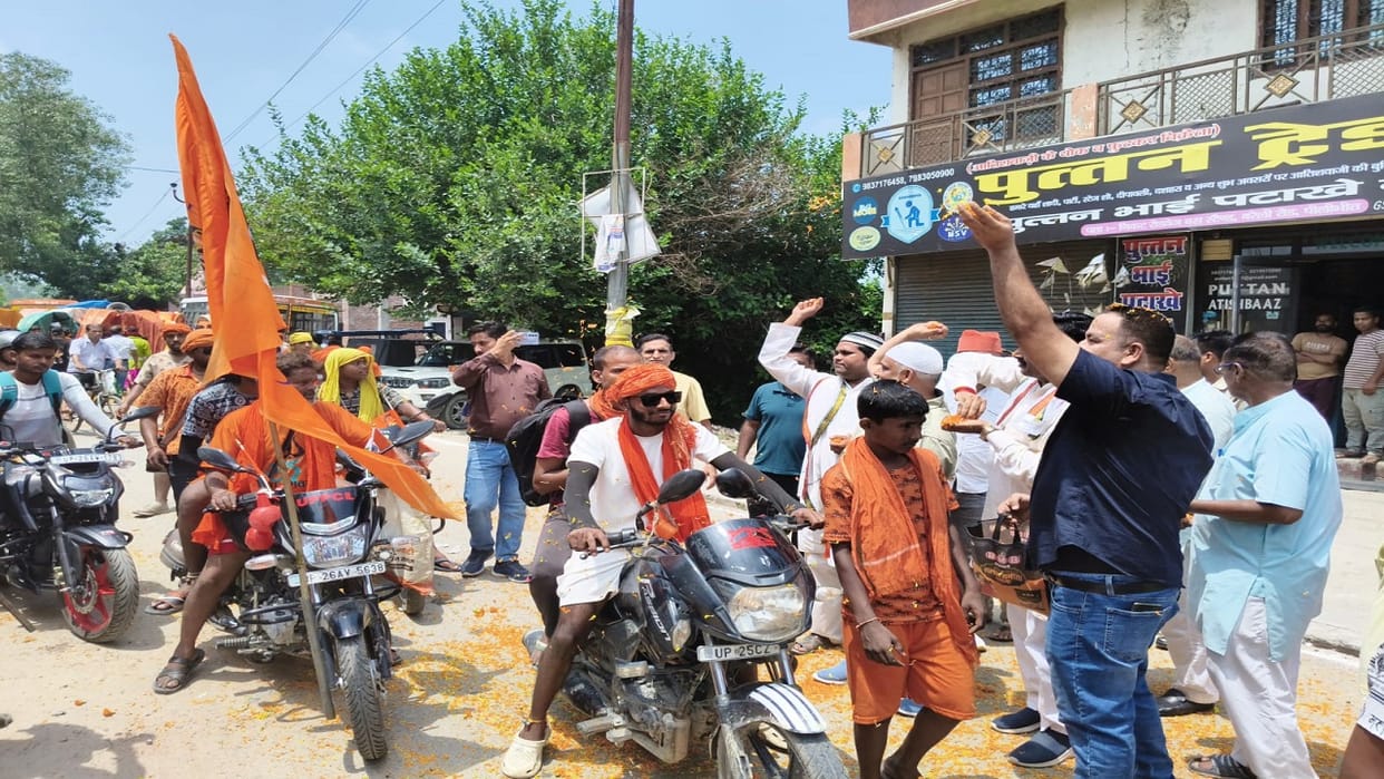 Muslims showered flowers on Kanwariyas in Pilibhit