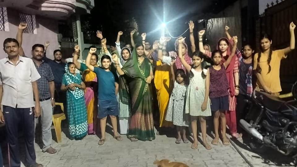 Kanpur: People stopped Kesco team which came to cut illegal connections after 35 years, uproar