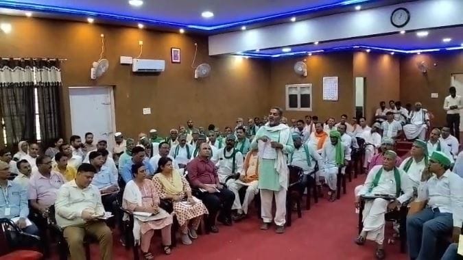 Kisan Diwas in mirzapur complaints regarding water roads and canals electricity department exposed