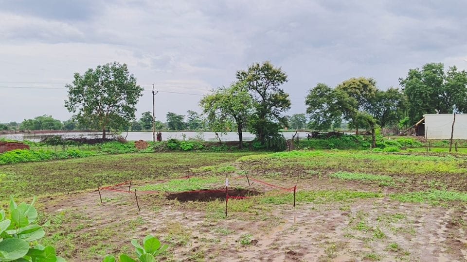 खेत में अचानक हुआ 25 फीट गहरा गड्ढा