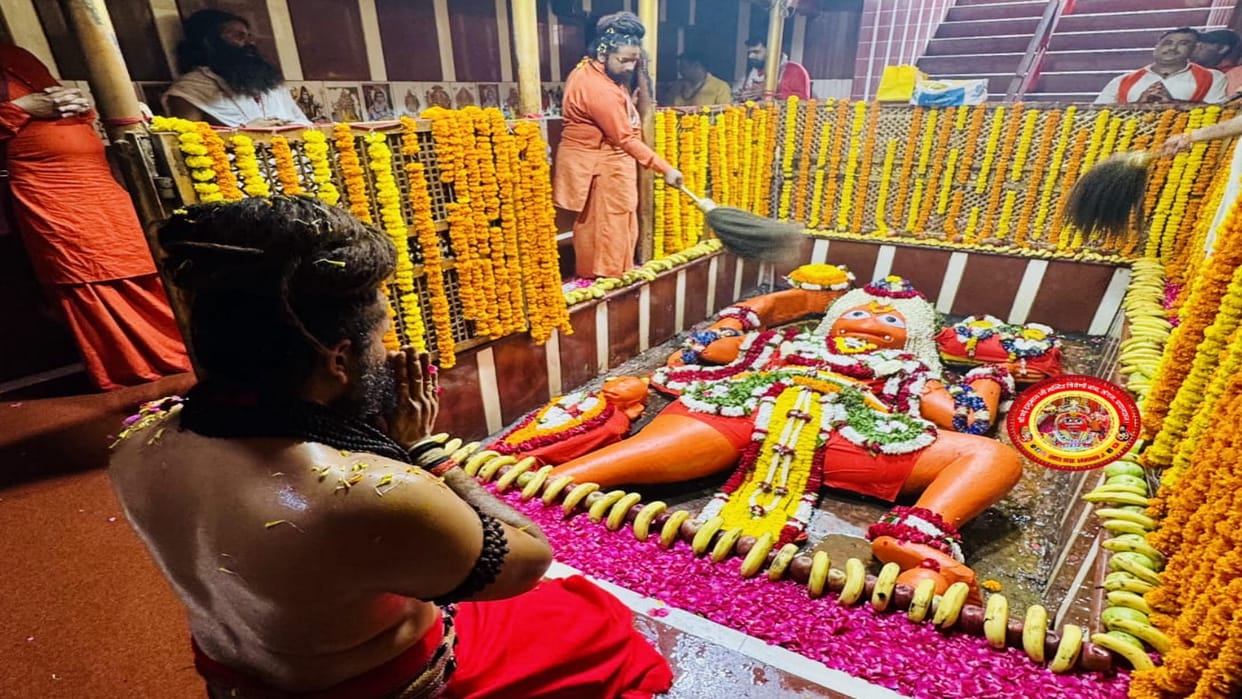 Prayagraj Weather Maa Ganga left Shri Bade Hanuman Temple, temple doors opened for devotees