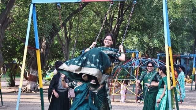 मेघदूत गार्डन में महिला मंडल का आयोजन। फोटो- जयेश मालवीय