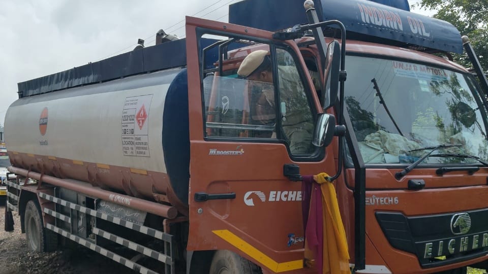 Nine cows were loaded in oil tanker search near Kiratpur driver and operator absconding