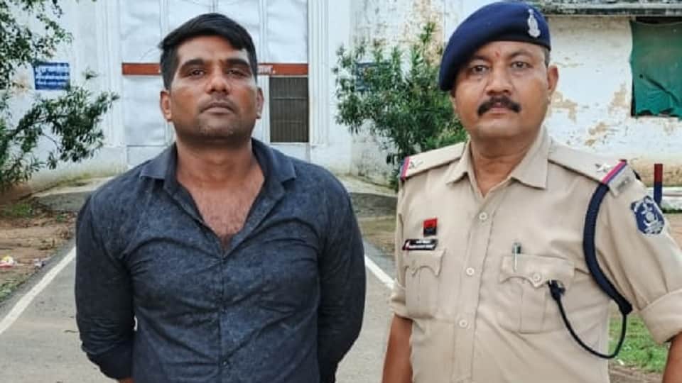 पुलिस की गिरफ्त में आरोपी