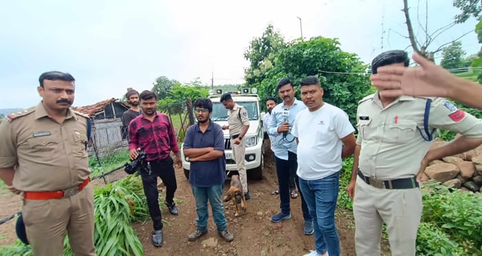 Indore:आदिवासी युवाओं को 'नास्तिक' बनाने पर हिंदू संगठनों का हंगामा, आरोपियों से की मारपीट, पुलिस कर रही जांच Social worker Saurabh Banerjee beaten up accused of spreading atheism in tribal area