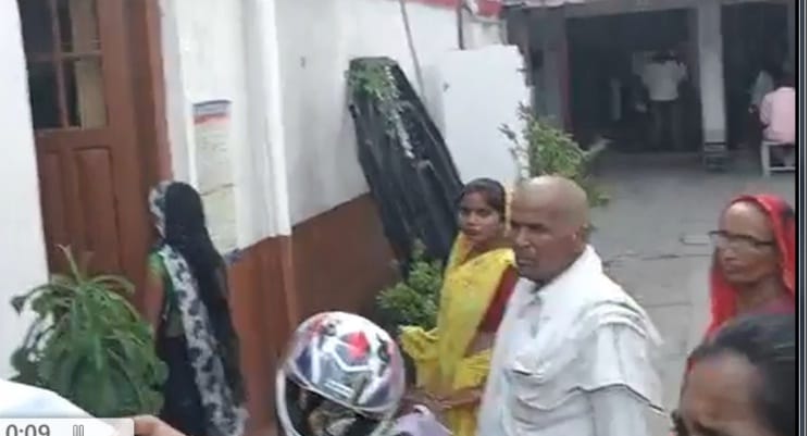 UP: A family of eight people reached in front of the Vidhan Sabha to commit self-immolation, a woman poured pe
