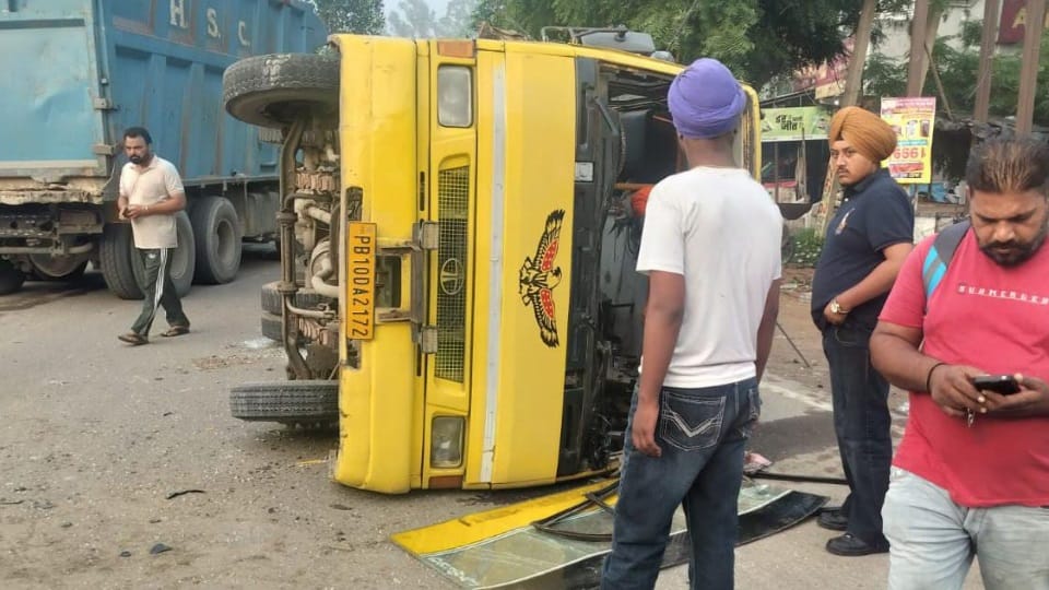 Accident in Khanna bus carrying women going to thread factory hit