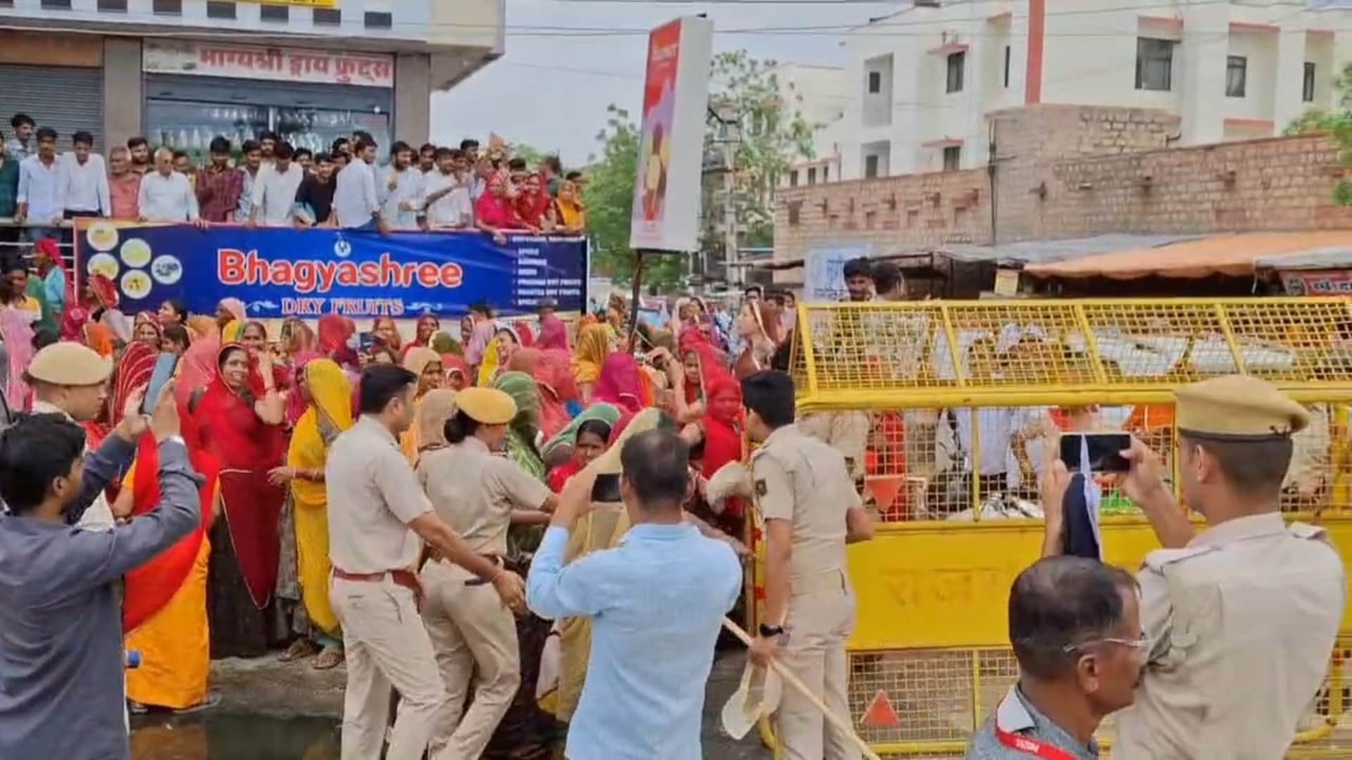Jalore News: Women Rally for Abhaydas Ji’s Katha Permission, Police Use Mild Force to Disperse Crowd