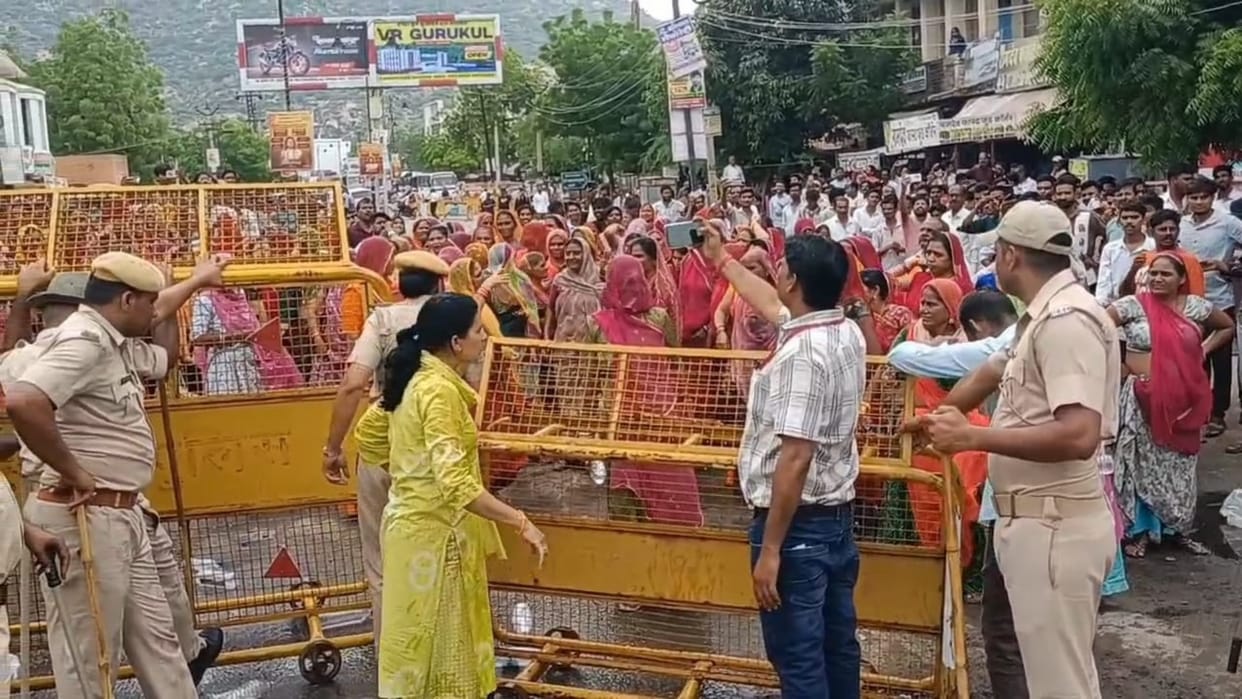 Jalore News: Women Rally for Abhaydas Ji’s Katha Permission, Police Use Mild Force to Disperse Crowd