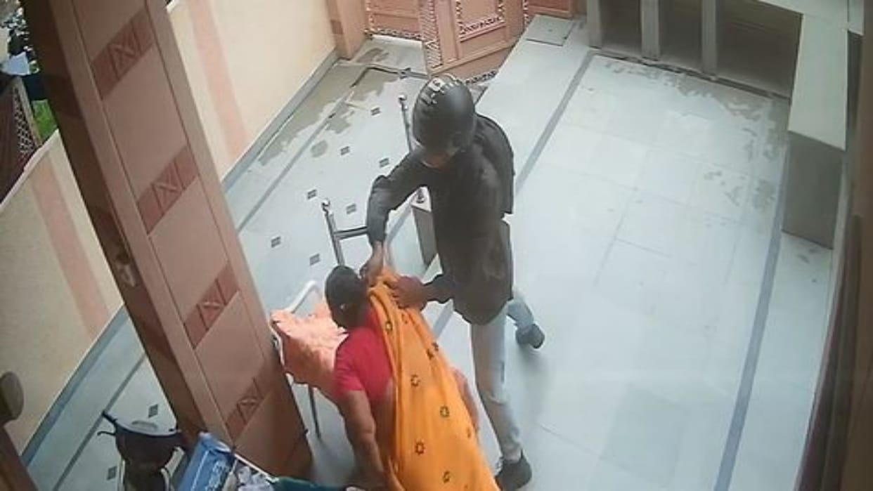 Jaipur News: Thief Tiptoes into Home, Snatches Chain from Elderly Woman, Crime Caught on CCTV