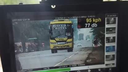 तेज रफ्तार में दौड़ती यात्री बस