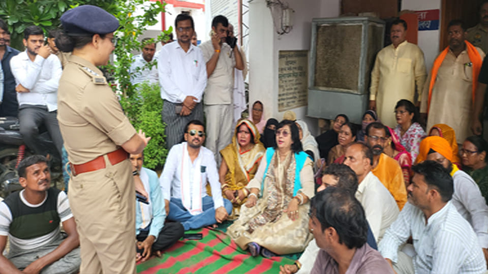 Kanpur Dehat: State minister sat on dharna in Akbarpur police station after case was filed against workers