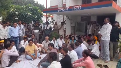 Kanpur Dehat: State minister sat on dharna in Akbarpur police station after case was filed against workers