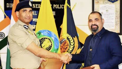 यूनियन बैंक ऑफ इंडिया के साथ पुलिस सैलरी पैकेज हस्ताक्षर करते पुलिस महानिदेशक अशोक तिवारी