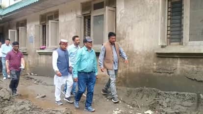 आपदा प्रभावित क्षेत्र का दौरा करते मंत्री जगत सिंह नेगी।