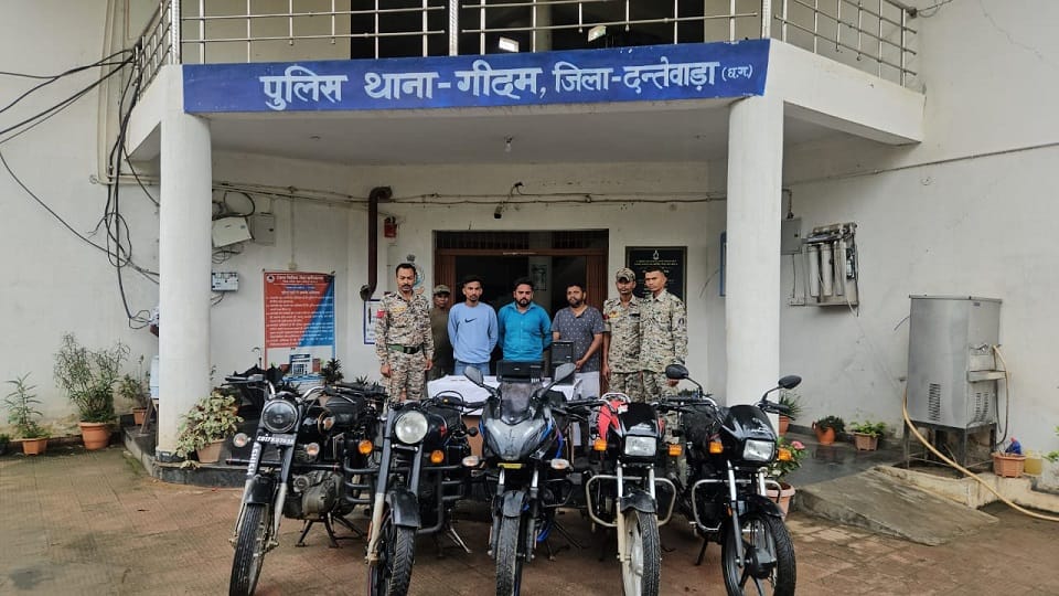 Garage owner used to sell stolen motorcycles by preparing fake documents in Dantewada