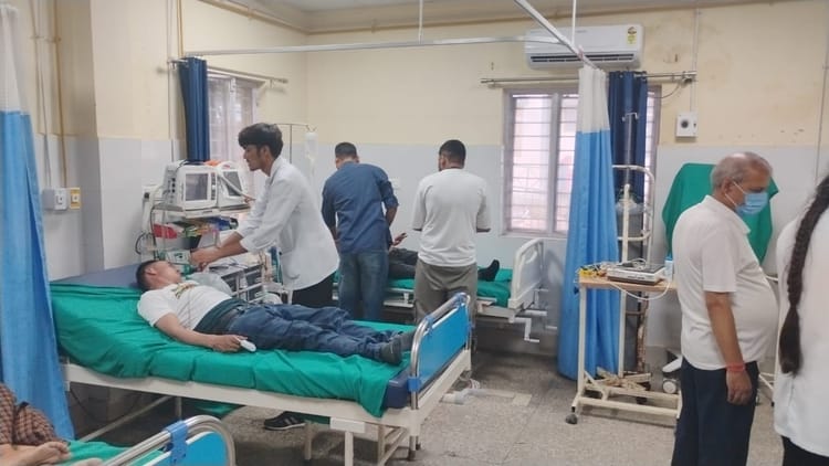 बदरीनाथ हाईवे पर हादसा: मतदान के लिए गांव आ रहे लोगों का वाहन सड़क पर पलटा, पूर्व प्रधान की मौत, कई घायल