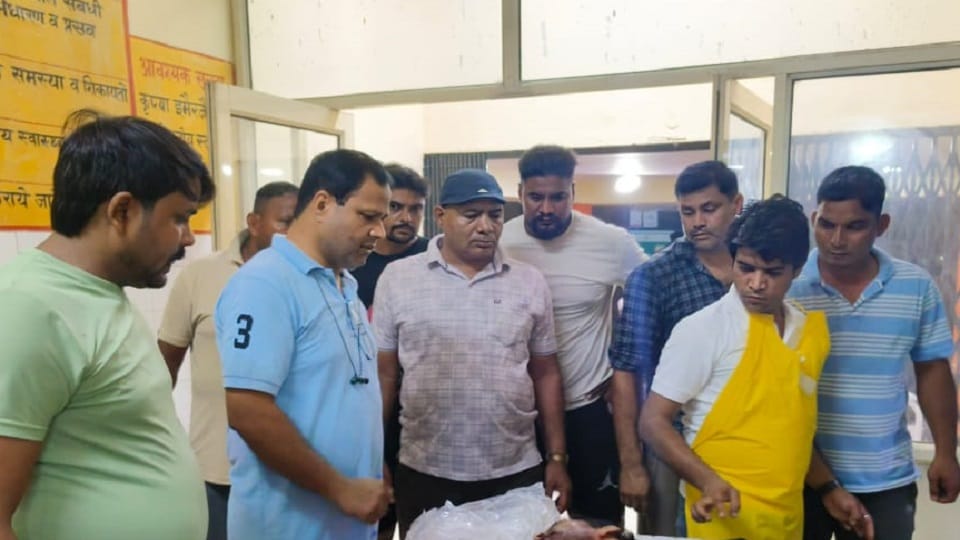 Meerut: 'Give me a quarter', fired bullets as soon as he turned, killed the salesman on contract