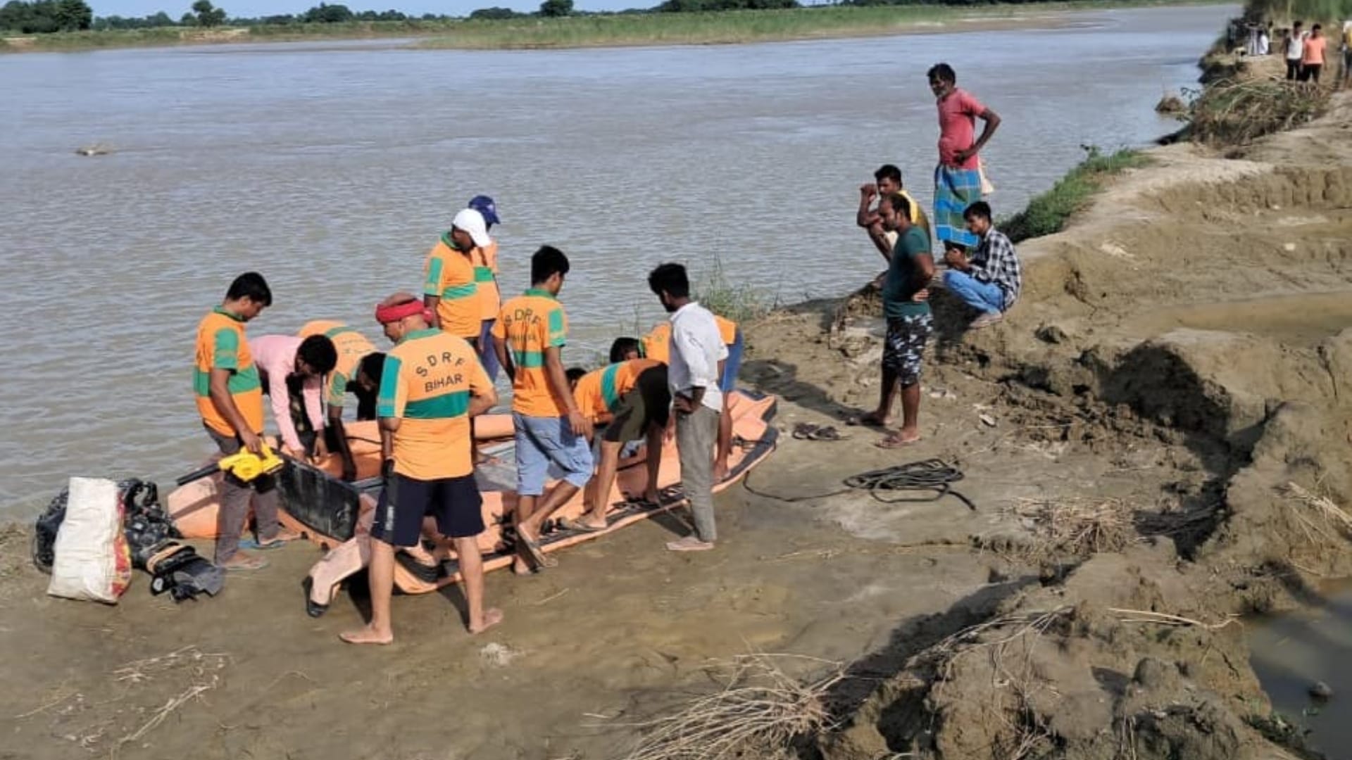 घटनास्थल पर मौजूद ग्रामीण और एसडीआरएफ टीम।