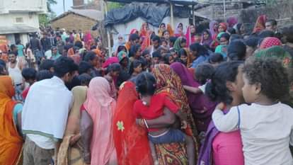 घटना के बाद जुटी ग्रामीणों की भीड़