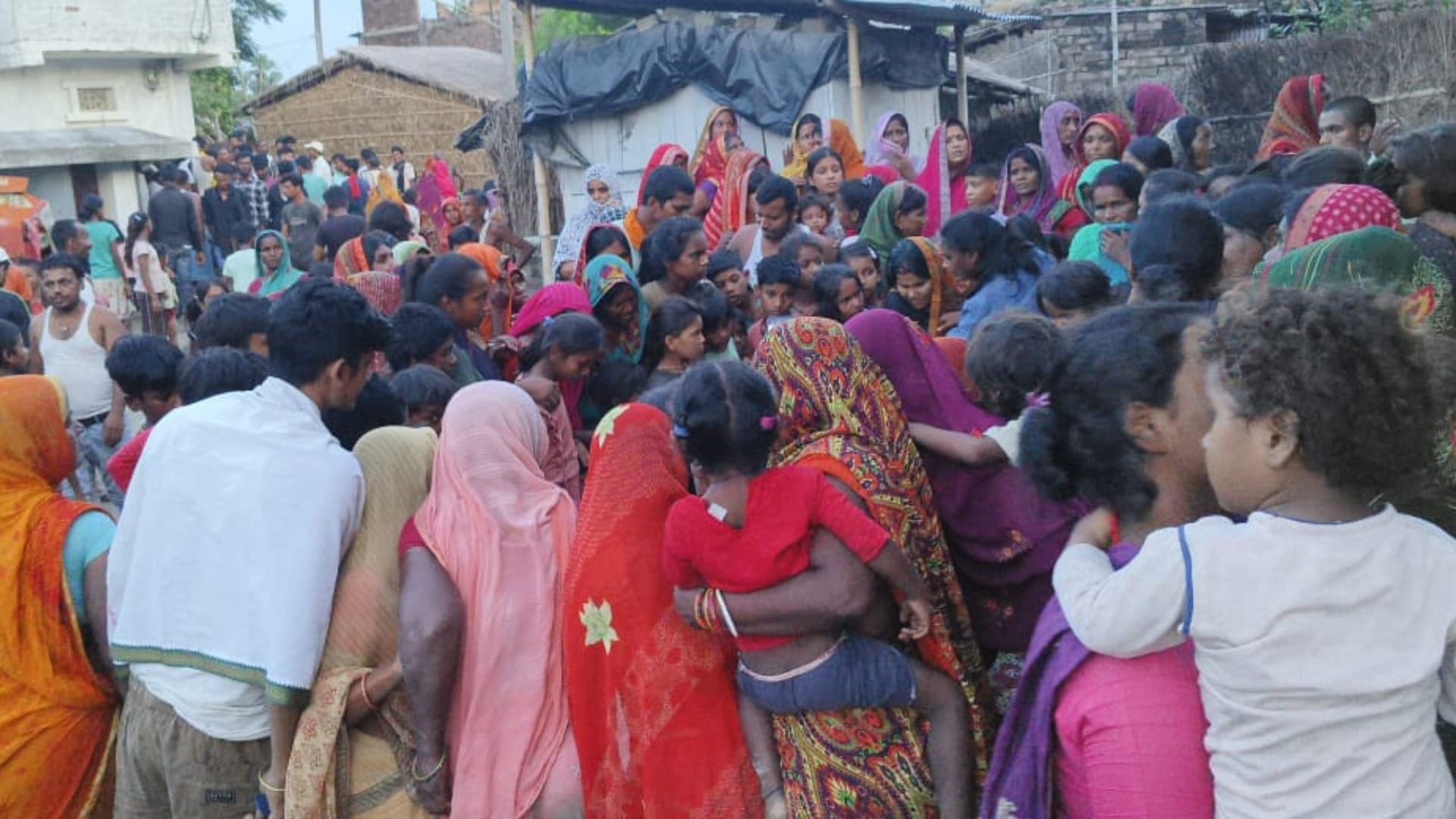 घटना के बाद जुटी ग्रामीणों की भीड़