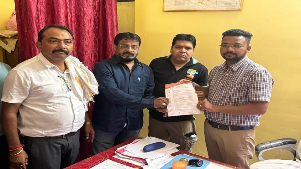 Millers troubled by the problem of power interruption warning to stop paying electricity bills in Bhatapara