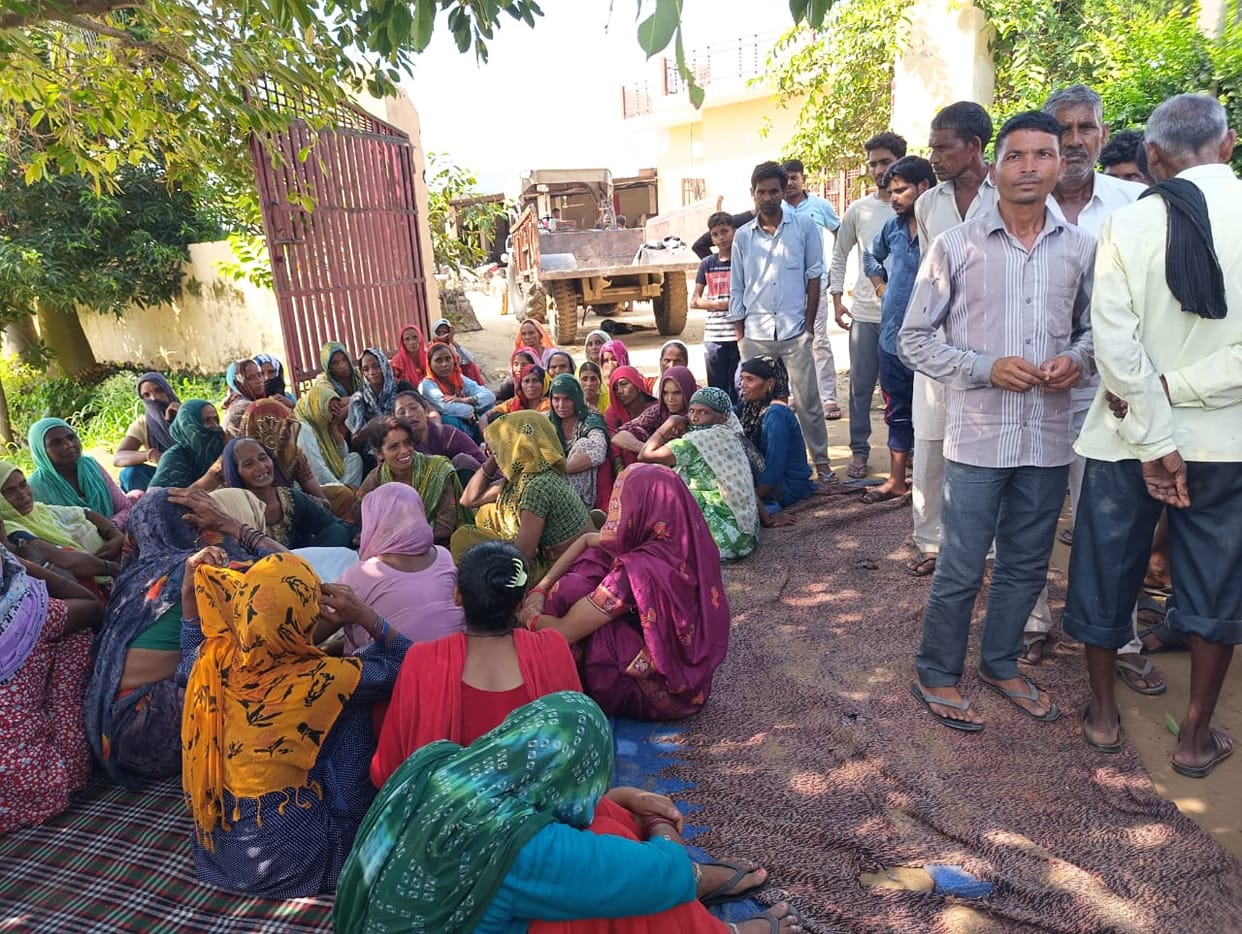 Bijnor: Laborer dies by drowning in a canal, relatives kept the body in front of Patanjali Farm, he was irriga