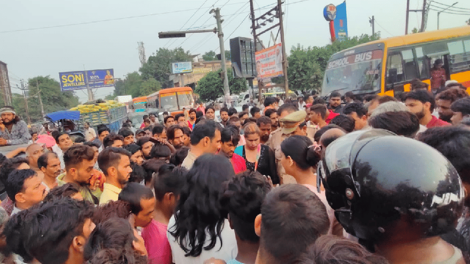 Kinnar protest at Eta Chungi crossing in Aligarh