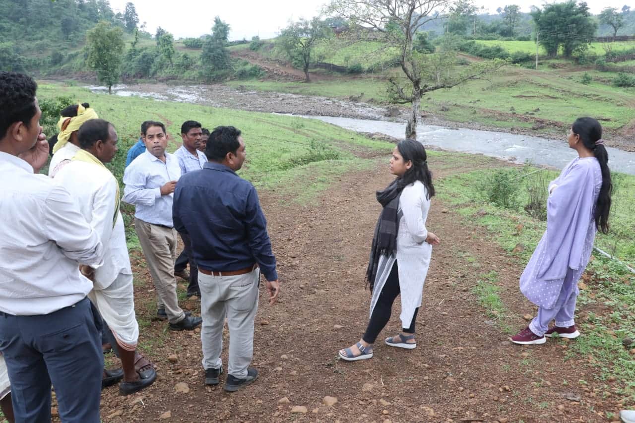 MP News: Collector Neha Marvya reaches village by crossing river by two km rocky road