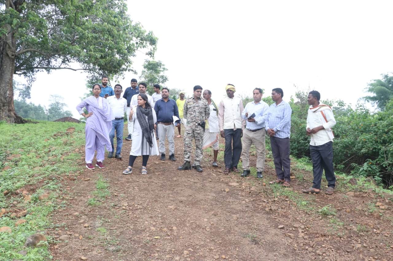 MP News: Collector Neha Marvya reaches village by crossing river by two km rocky road