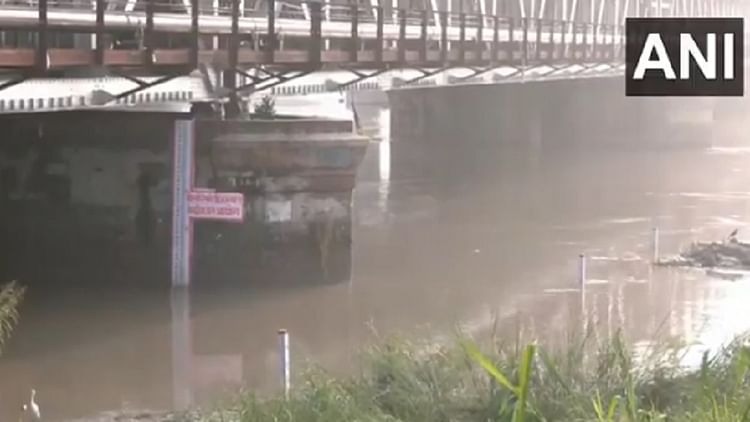 Delhi Yamuna Water Level: दिल्ली में यमुना उफान पर, नदी का जलस्तर चेतावनी बिंदु के करीब पहुंचा