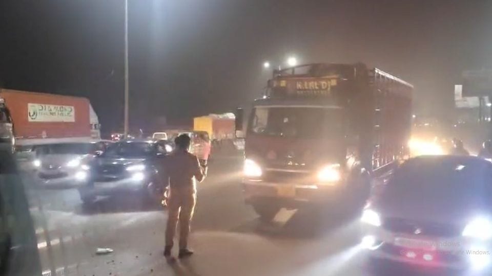 There is huge jam from Chhijarsi toll plaza to Galand on way from Ghaziabad to Hapur