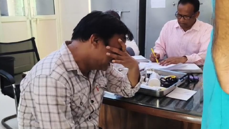 Saharanpur: Steno of DIOS office caught taking bribe of Rs 5000, see how the accused cried bitterly.