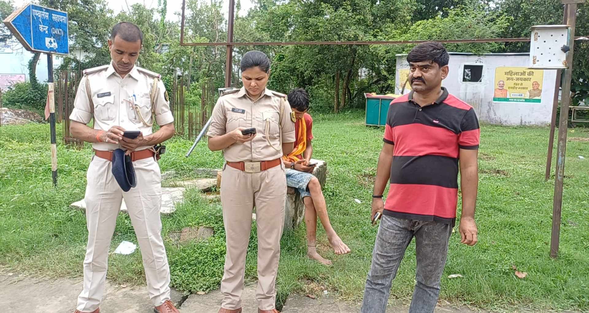 घटनास्थल पर जांच करते पुलिसकर्मी