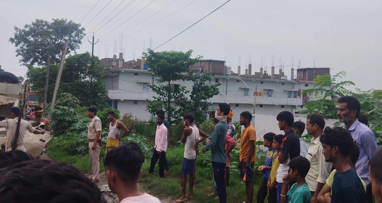 Tragic road accident in Vaishali, cargo vehicle collides with parked truck, two killed