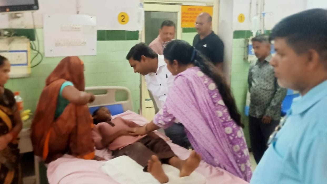 Three students injured due to falling of tree branch in primary school in Bareilly