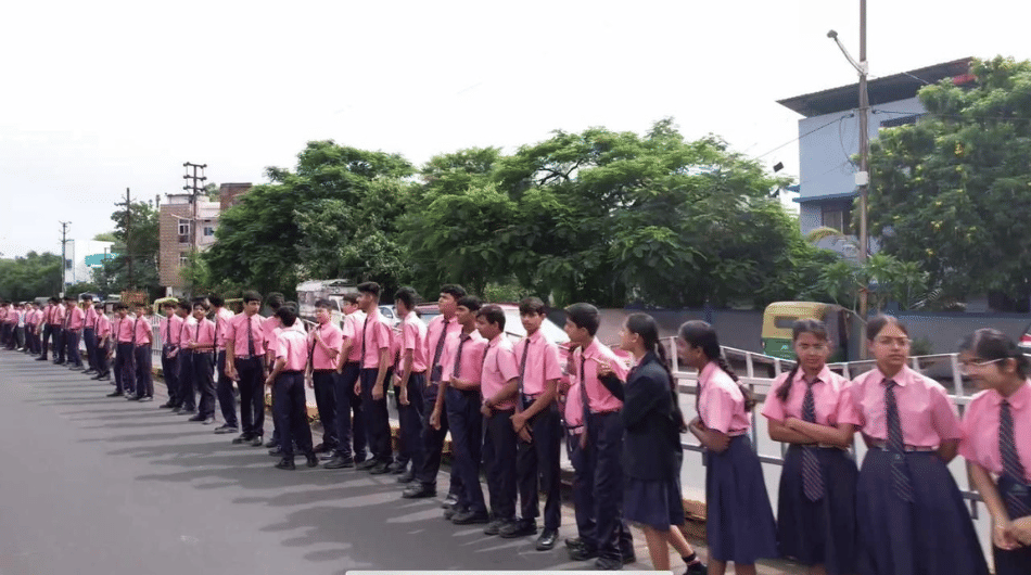 Indore news: 7100 people form human chain against drugs, set world record