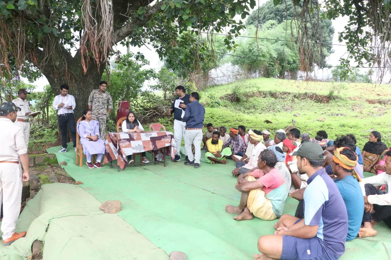 MP News: Collector Neha Marvya reaches village by crossing river by two km rocky road