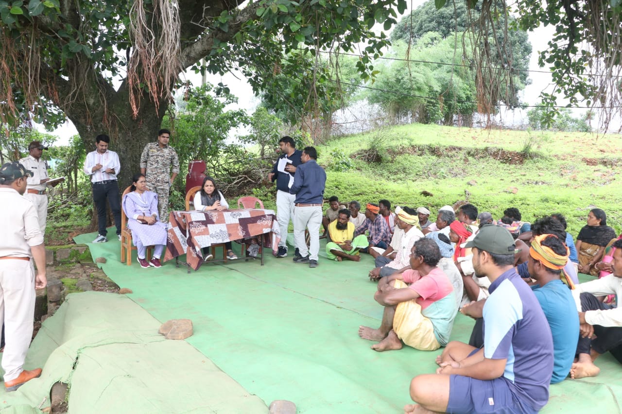 MP News: Collector Neha Marvya reaches village by crossing river by two km rocky road