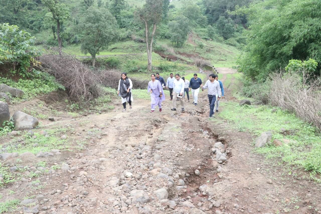 MP News: Collector Neha Marvya reaches village by crossing river by two km rocky road