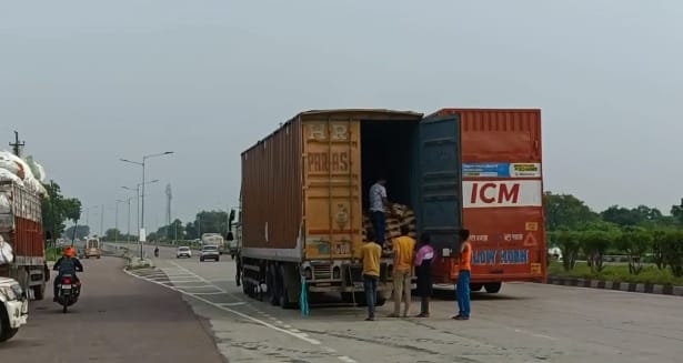 Kanpur Arbitrary checking of sales tax on highway becomes fatal people said vehicles stopped in arbitrary ways