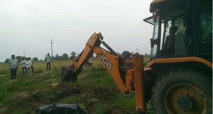 Kanpur Illegal occupation removed from government land construction demolished with JCB